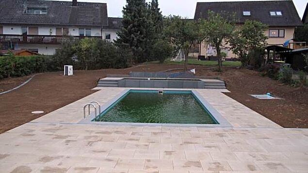 Weitere Ansicht eines Achinger Naturpools mit Holzdeck