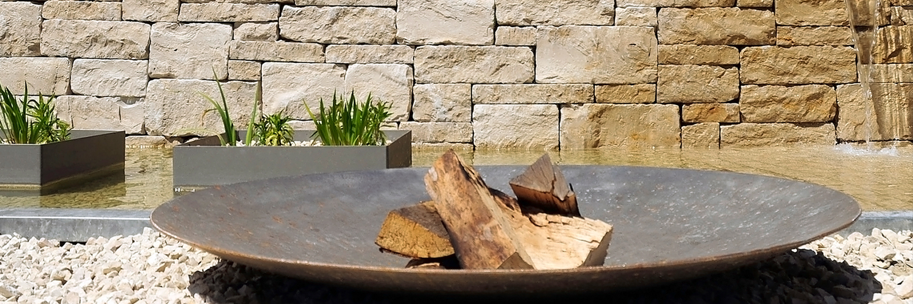 Fertiggestellter Garten von Achinger mit Terrasse, Pflanzung und Wegeführung