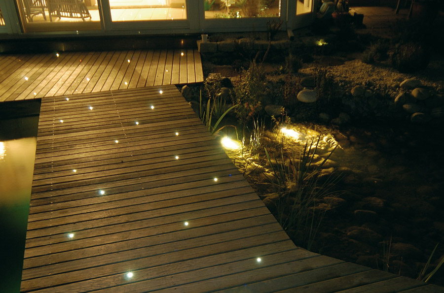 Holzsteg über eine Wasserfläche in einem Garten von Achinger